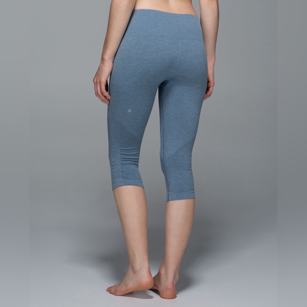 Lululemon in the Flow Crop Leggings Blue Heather Size 4 985